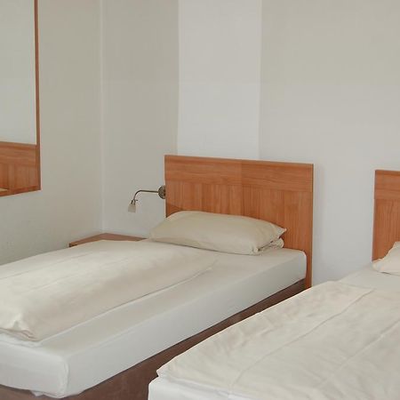 Hotel Adler Neulußheim Стая снимка