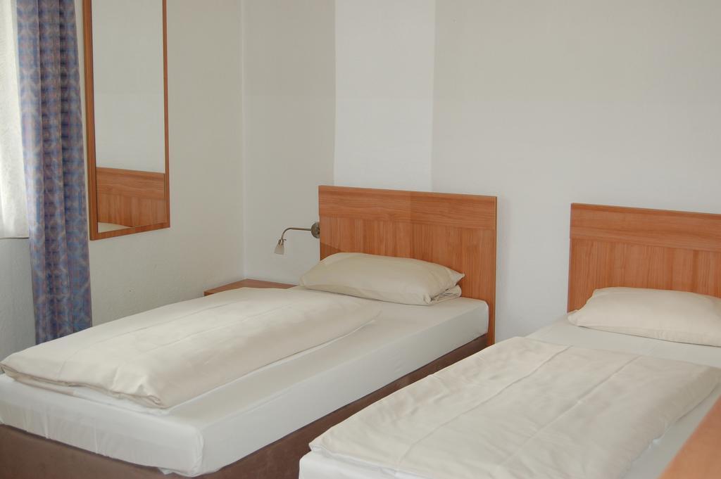 Hotel Adler Neulußheim Стая снимка