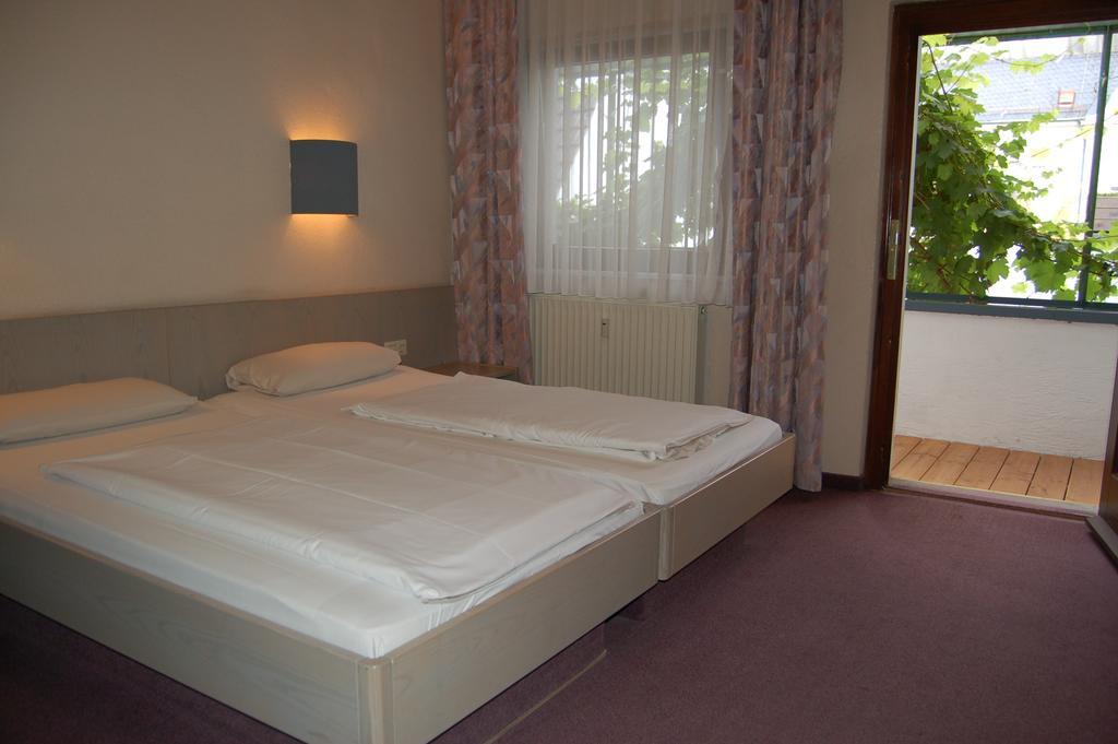 Hotel Adler Neulußheim Стая снимка