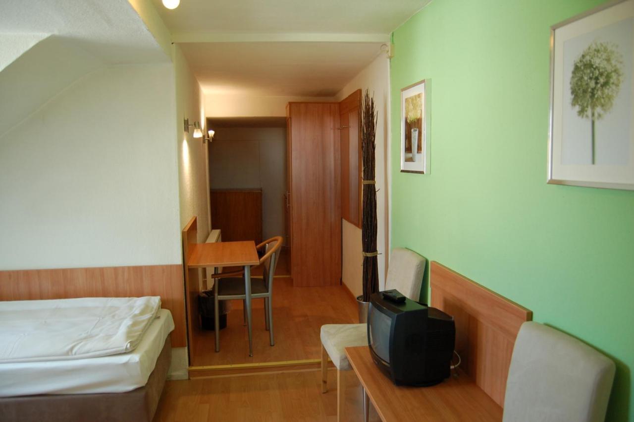 Hotel Adler Neulußheim Стая снимка